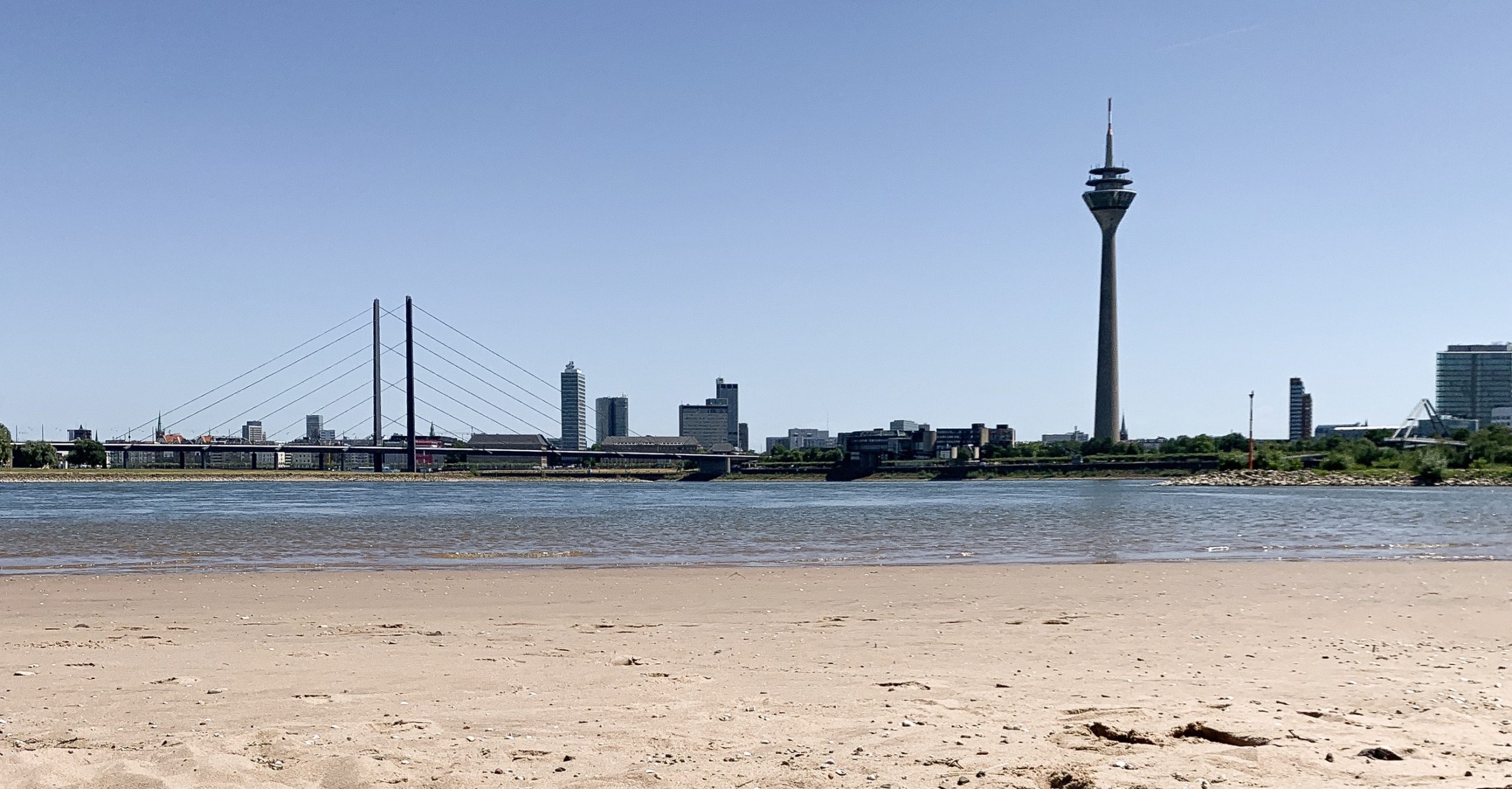 Paradiesstrand | Heimaturlaub – Top 10 Sonnenplätze in Düsseldorf | Topliste | Foto: Alexa Simankova Paradiesstrand | Heimaturlaub – Top 10 Sonnenplätze in Düsseldorf | Topliste | Foto: Alexa Simankova