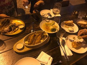 Der Tisch beim Dinner war stets voll