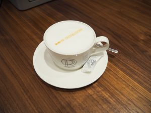 Tommy Hilfiger People´s Place Düsseldorf Cappuccino mit Aufdruck