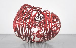Ghada Amer, »The Heart«, 2012, painted stainless steel, 85,7 x 107,3 x 83,8 cm, Ed. 4/6 © the artist; courtesy Kewenig Berlin and Kukje Gallery, Seoul; Photo by Christopher Burke Studios