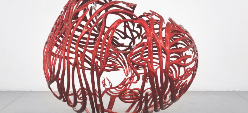 Ghada Amer, »The Heart«, 2012, painted stainless steel, 85,7 x 107,3 x 83,8 cm, Ed. 4/6 © the artist; courtesy Kewenig Berlin and Kukje Gallery, Seoul; Photo by Christopher Burke Studios
