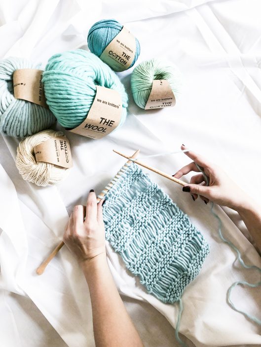 We Are Knitters | Stricken mit grünem Garn We Are Knitters | Stricken mit grünem Garn