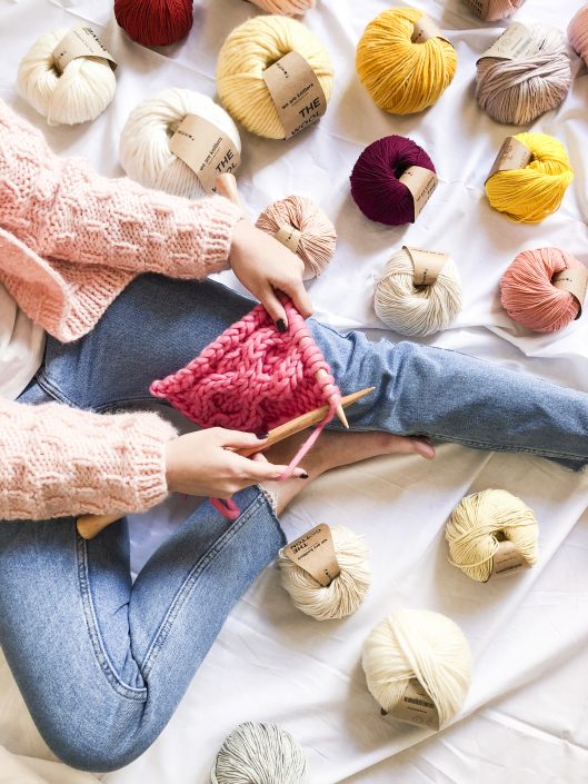 We Are Knitters | Stricken auf dem Bett We Are Knitters | Stricken auf dem Bett