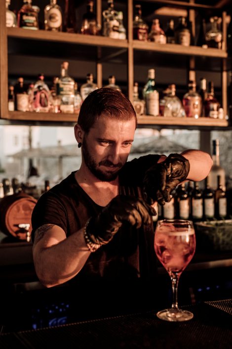 Barkeeper Casa Cook – Copyright © by Casa Cook Hotels, Georg Roske, Ana Santl und Brechenmacher&Baumann Barkeeper Casa Cook Kos