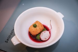 Dinner Zurheide Cordon bleu vom Maishuhn Pikante Erbse Hibiskus Radieschen