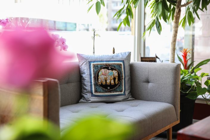 Phannee | Sofa | Lieblingsladen | Mr. Düsseldorf | Bild: Melanie Zanin Phannee | Sofa | Lieblingsladen | Mr. Düsseldorf | Bild: Melanie Zanin