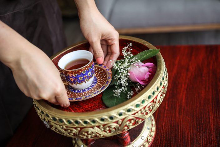 Phannee | Tee auf Tablet | Lieblingsladen | Mr. Düsseldorf | Bild: Melanie Zanin Phannee | Tee auf Tablet | Lieblingsladen | Mr. Düsseldorf | Bild: Melanie Zanin