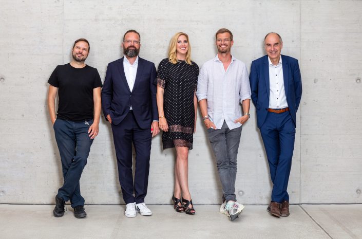 Art Düsseldorf 2019 geht zu Ende | Magazin | Mr. Düsseldorf | Die Blooom Award by Warsteiner Jury im KIT, Düsseldorf (v.l.n.r.): Uwe Flade, Walter Gehlen, Catharina Cramer, Joko Winterscheidt, Stephan Berg (nicht im Bild: Yasha Young) © Warsteiner / Sebastian Drüen Art Düsseldorf 2019 geht zu Ende | Magazin | Mr. Düsseldorf | Die Blooom Award by Warsteiner Jury im KIT, Düsseldorf (v.l.n.r.): Uwe Flade, Walter Gehlen, Catharina Cramer, Joko Winterscheidt, Stephan Berg (nicht im Bild: Yasha Young) © Warsteiner / Sebastian Drüen