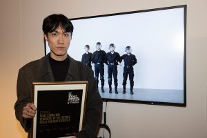 Art Düsseldorf 2019 geht zu Ende| Magazin | Mr. Düsseldorf | Gewinner 1. Platz: Isaac Chong Wai mit Rehearsal of the Futures: Police Training Exercises © Hubertus Struchholz