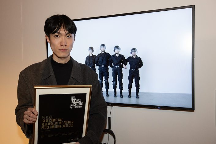 Art Düsseldorf 2019 geht zu Ende| Magazin | Mr. Düsseldorf | Gewinner 1. Platz: Isaac Chong Wai mit Rehearsal of the Futures: Police Training Exercises © Hubertus Struchholz Art Düsseldorf 2019 geht zu Ende| Magazin | Mr. Düsseldorf | Gewinner 1. Platz: Isaac Chong Wai mit Rehearsal of the Futures: Police Training Exercises © Hubertus Struchholz