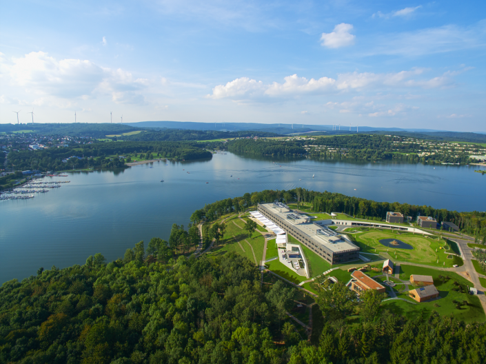 Seezeitlodge Hotel & Spa | Luftaufnahme | Magazin | Mr. Düsseldorf | © Dieter Schummer Seezeitlodge Hotel & Spa | Luftaufnahme | Magazin | Mr. Düsseldorf | © Dieter Schummer