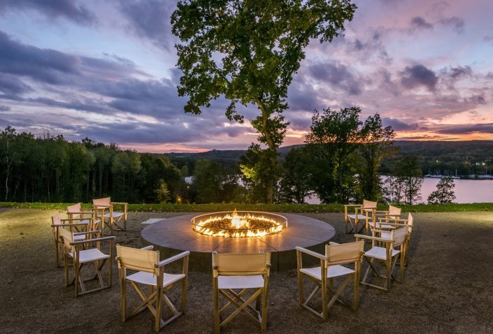 Seezeitlodge Hotel & Spa | Feuerstelle | Magazin | Mr. Düsseldorf | © Günter Standl Seezeitlodge Hotel & Spa | Feuerstelle | Magazin | Mr. Düsseldorf | © Günter Standl