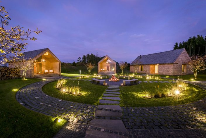 Seezeitlodge Hotel & Spa | Saunadorf bei Nacht | Magazin | Mr. Düsseldorf | © Günter Standl Seezeitlodge Hotel & Spa | Saunadorf bei Nacht | Magazin | Mr. Düsseldorf | © Günter Standl