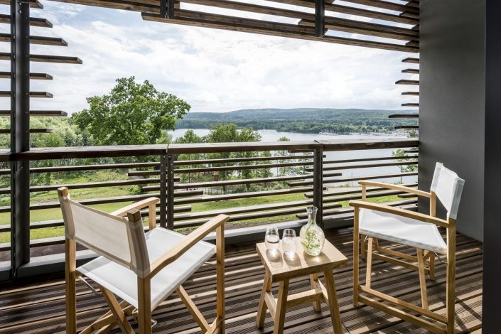 Seezeitlodge Hotel & Spa | Ausblick Kleine Suite | Magazin | Mr. Düsseldorf | © Günter Standl Seezeitlodge Hotel & Spa | Ausblick Kleine Suite | Magazin | Mr. Düsseldorf | © Günter Standl