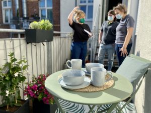 Das Bogie's Team und unsere Autorin Karolina bei uns auf dem großen, sonnigen Balkon | 8 Tipps für euren grüneren Balkon mit Bogie's | Mr. Düsseldorf 2021