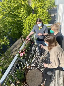 Das Bogie's Team und unsere Autorin Karolina bei uns auf dem kleinen Balkon | 8 Tipps für euren grüneren Balkon mit Bogie's | Mr. Düsseldorf 2021