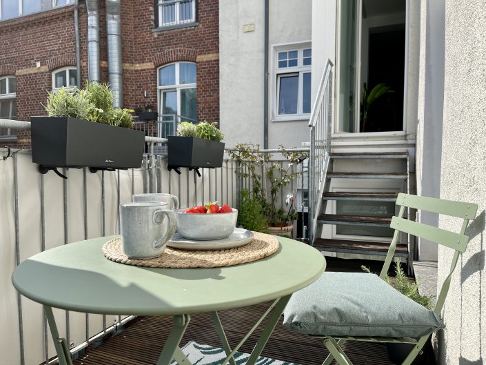 Wir machen es uns auf dem großen Sonnen-Balkon gemütlich | 8 Tipps für euren grüneren Balkon mit Bogie's | Mr. Düsseldorf 2021