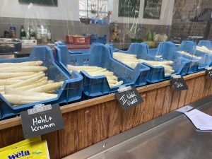 „Aber bitte mit Spargel“ mit Familie Heyes vom Berderhof & Christoph Holm | Podcast | rheingeredet | Mr. Düsseldorf | Foto: Spargel Verkauf im Hofladen