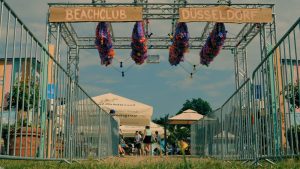 Beachclub am Medienhafen | Heimaturlaub – Top 10 Sonnenplätze in Düsseldorf | Topliste | Foto: Beachclub am Medienhafen