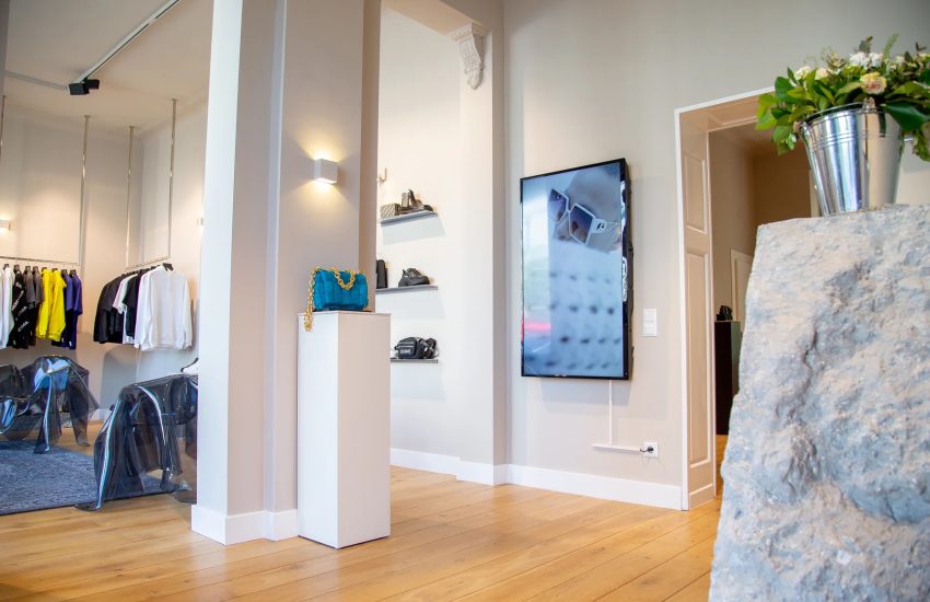 Wear Wolf | Top Spots in Oberkassel | Mr. Düsseldorf | Foto: Wear Wolf Aufnahme des Wear Wolf Stores in Düsseldorf Oberkassel mit Einblick auf das Mode-Sortiment.