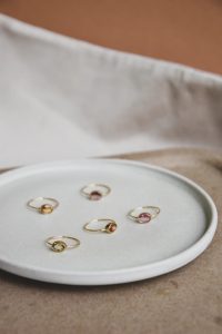Mitten in der Altstadt findest du die wunderschöne Boutique My Jewellery – ein Paradies für trendy Schmuck & Fashion! Die große Auswahl erfüllt jeden Wunsch: Ob Fashion-Lover auf der Suche nach den neuesten Trends oder Fans klassischer Hingucker – hier findest du den passenden Schmuck in Düsseldorf. Im My Jewellery Atelier kannst du den Schmuck gravieren lassen und dir so dein ganz persönliches Schmuckstück sichern – auch eine tolle Geschenkidee. Mein Tipp: Lass dir direkt vor Ort neue Ohrlöcher stechen und ergänze deinen Look mit deinen neuen Lieblingsstücken! My Jewellery | Flinger Straße 25 | 40213 Düsseldorf
