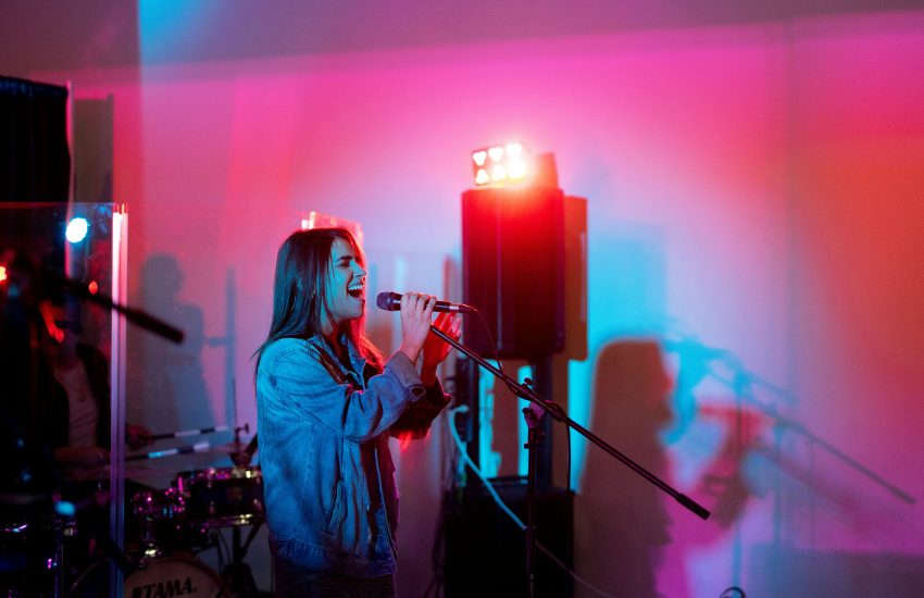 Top Karaoke Bars in Düsseldorf | Magazin | Mr. Düsseldorf | Foto: Unsplash Top Karaoke Bars in Düsseldorf | Magazin | Mr. Düsseldorf | Foto: Unsplash
