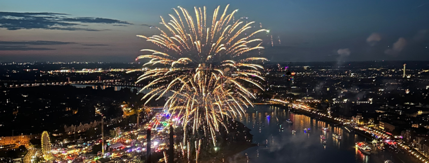 Dinner zum Rheinkirmes Feuerwerk | Mr. Düsseldorf | Düsseldates | Foto: Mr. Düsseldorf Dinner zum Rheinkirmes Feuerwerk | Mr. Düsseldorf | Düsseldates | Foto: Mr. Düsseldorf