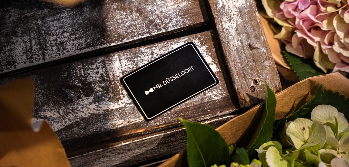 Schley's Blumen Nahaufnahme mit Mr. Düsseldorf Karte | Foto: Nico Eifert