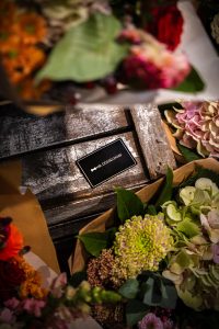 Schley's Blumen Nahaufnahme mit Mr. Düsseldorf Karte | Foto: Nico Eifert
