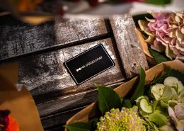 Schley's Blumen Nahaufnahme mit Mr. Düsseldorf Karte | Foto: Nico Eifert
