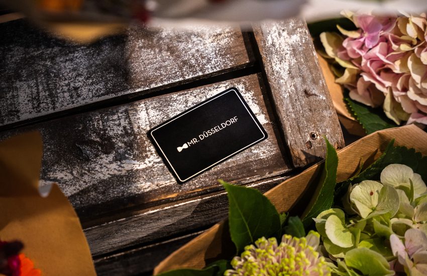 Schley's Blumen Nahaufnahme mit Mr. Düsseldorf Karte | Foto: Nico Eifert
