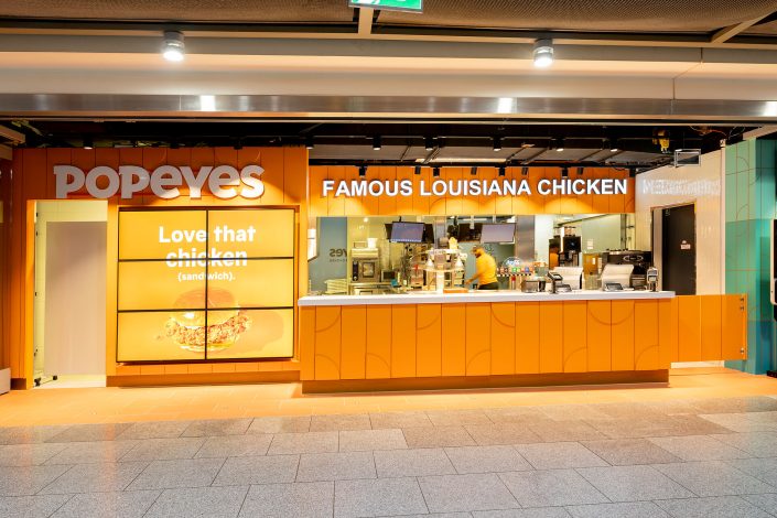 Popeyes | Flughafen Düsseldorf | Magazin | Mr. Düsseldorf | Foto: Düsseldorf Airport | Andreas Wiese