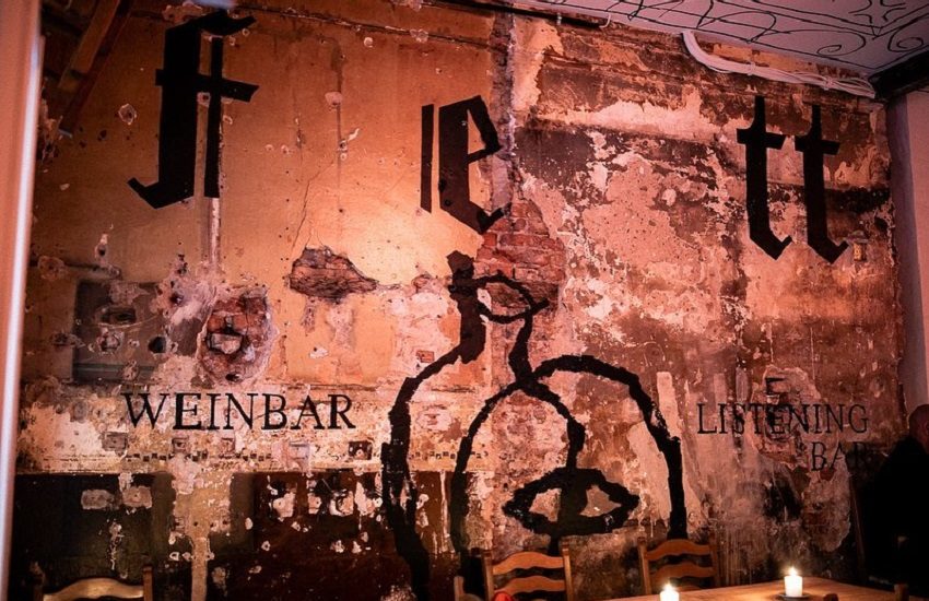 fett Weinbar | FIFA WM 2026 – Top Orte für Public Viewing in Düsseldorf | Mr. Düsseldorf | Topliste | Foto: fett Weinbar fett Weinbar | FIFA WM 2026 – Top Orte für Public Viewing in Düsseldorf | Mr. Düsseldorf | Topliste | Foto: fett Weinbar